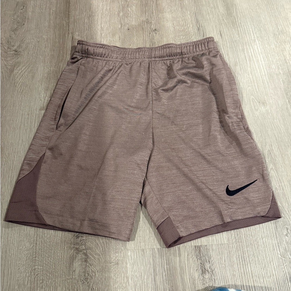 Nike boys Brown Athletic Shorts

Nike Dri-Fit grey and brown shorts boys large